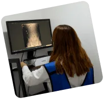 Radiografía de columna vertebral en pantalla de consulta